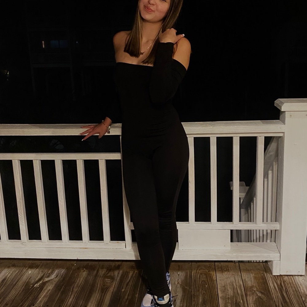 NOT SOLD YET/ STILL AVAILABLE FOR PURCHASE  Strapless long sleeve jumpsuit 🖤.